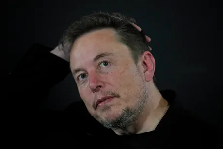 Elon Musk discutând despre viitorul tehnologiei militare la Pentagon.