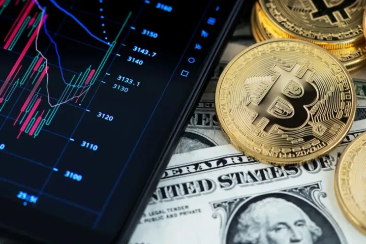 Grafice financiare și monede digitale pe un fundal de dolari americani.