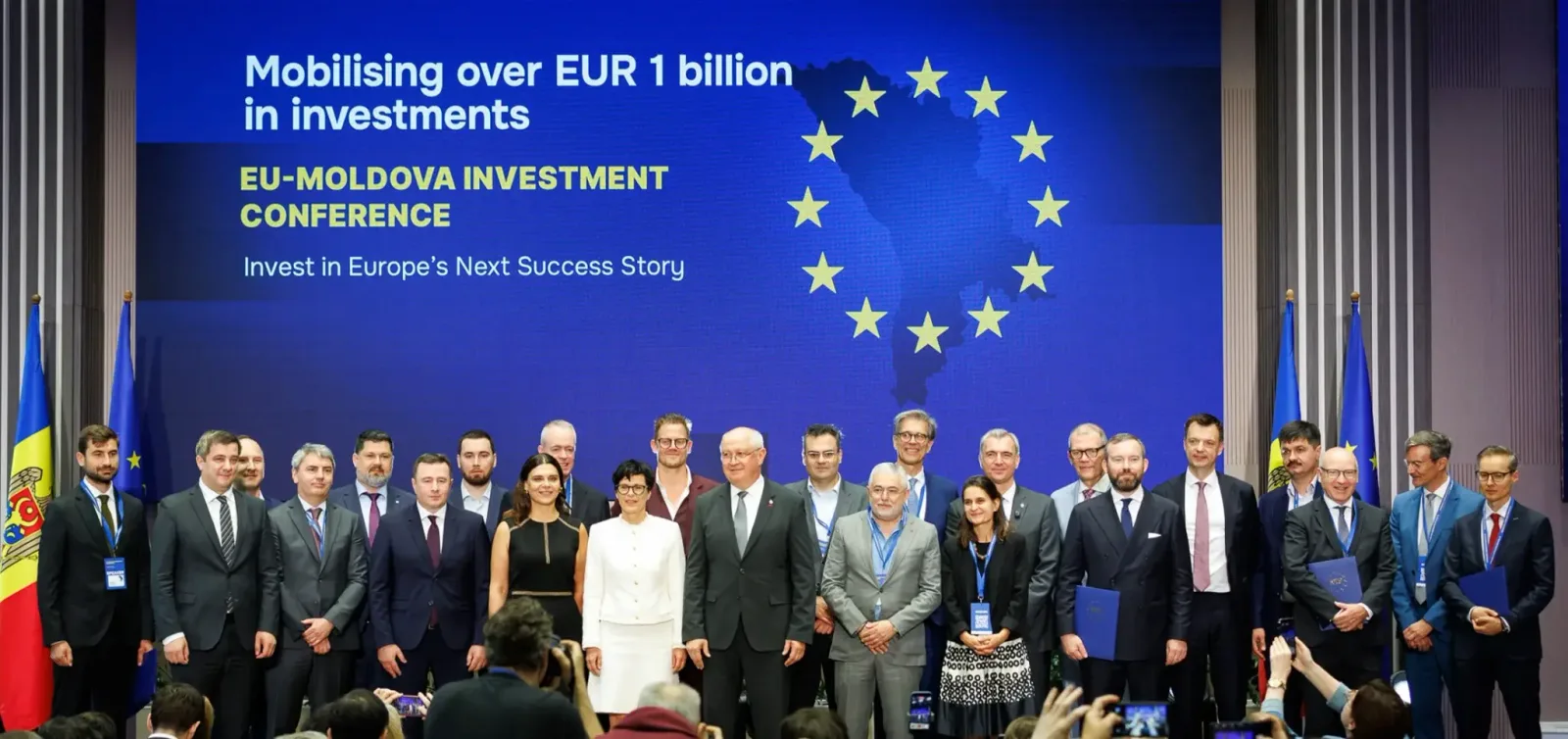Reprezentanți la conferința de investiții EU-Moldova, discutând despre finanțarea IMM-urilor.