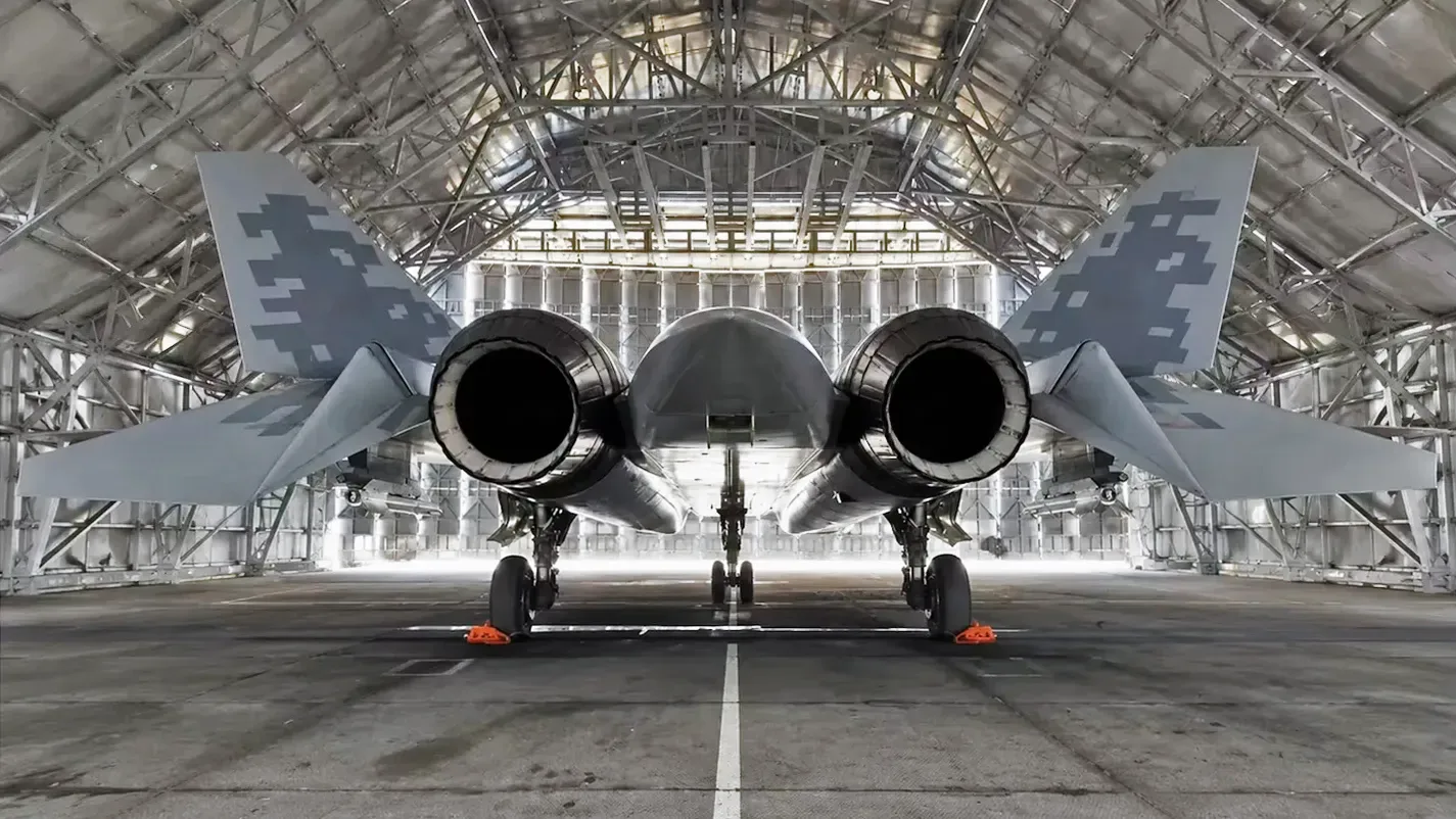 Avion militar Su-57 într-un adăpost, pregătit pentru misiuni de apărare aeriană.