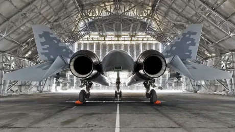 Avion militar Su-57 într-un adăpost, pregătit pentru misiuni de apărare aeriană.