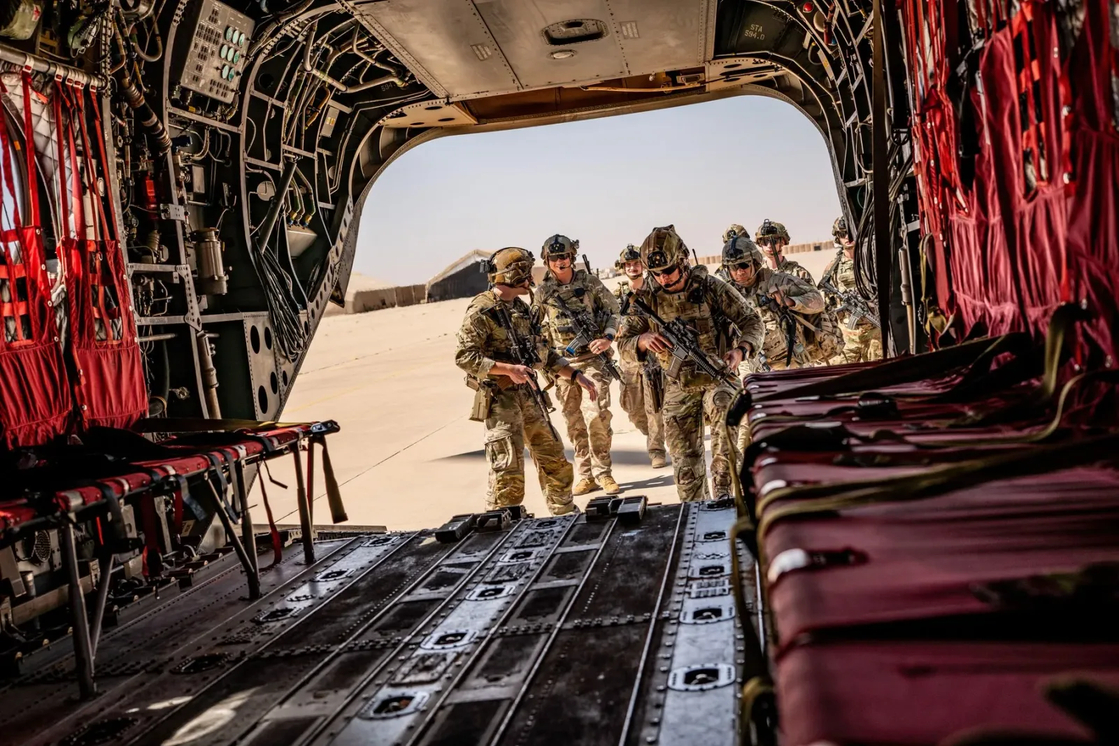 Soldați americani pregătiți pentru o misiune militară complexă.