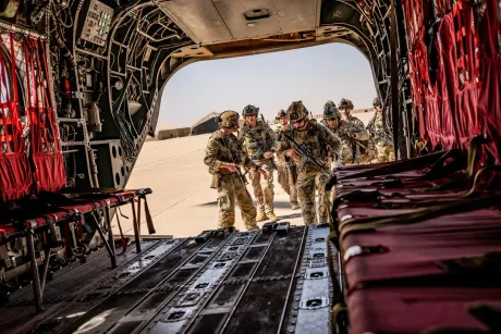 Soldați americani pregătiți pentru o misiune militară complexă.