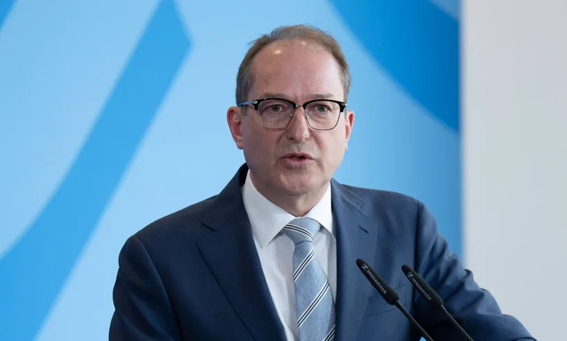 Ministrul german de Interne discută despre extinderea atribuțiilor serviciilor de informații.