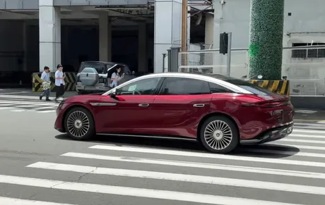Sedanul Da Han în culori roșu-argintiu pe stradă, evidențiind designul său elegant.