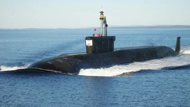 Submarin rusesc în acțiune pe fundul mării, simbol al puterii navale.