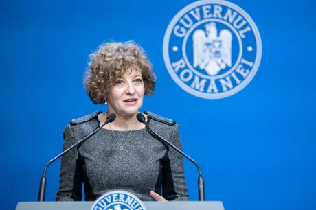 Vicepremierul Oana Gheorghiu discutând despre listarea companiilor de stat.