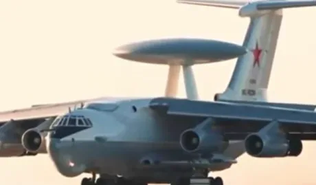 Avion militar A-50U pe un aeroport civil din Rusia.