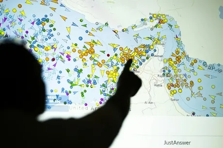 Harta navigației în Golf, evidențiind rutele maritime și activitățile recente.