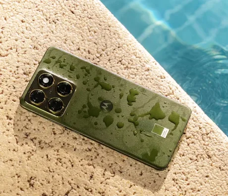Un telefon Motorola Edge 70 cu un design rezistent la apă, pe o suprafață de piatră.