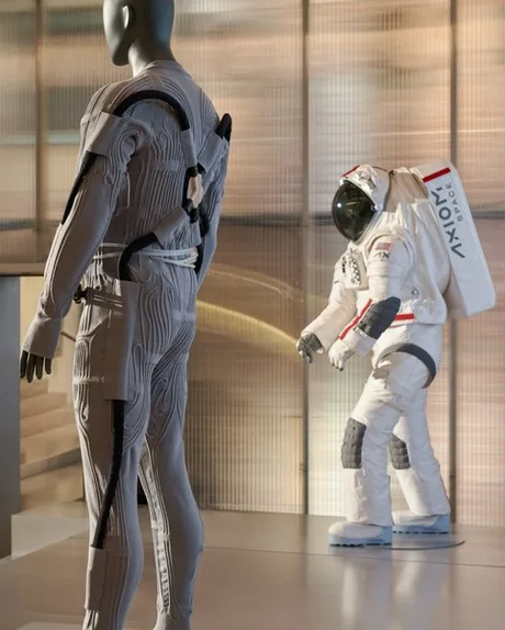 Costumul AxEMU, inovativ pentru misiuni lunare, cu sistem de răcire avansat.
