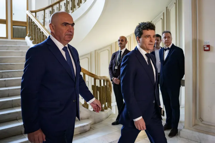 Nicușor Dan și Ilie Bolojan discutând în timpul consultărilor politice.