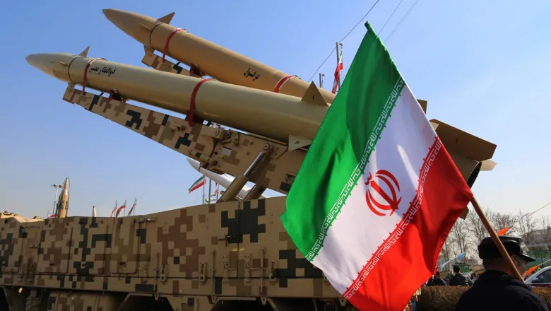Rachete balistice iraniene expuse la o ceremonie militară.