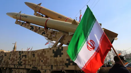 Rachete balistice iraniene expuse la o ceremonie militară.