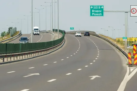 Autostrada Ploiești-Brașov în construcție, cu trafic de vehicule pe drum.