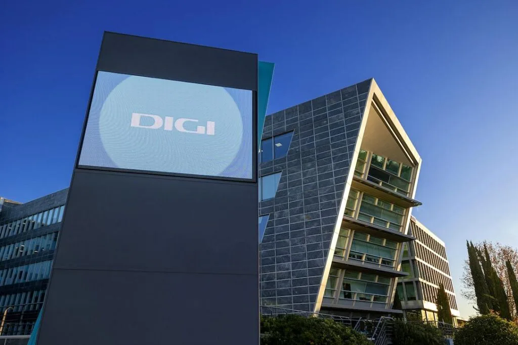 Sediul Digi Communications cu un panou digital pe fațadă.