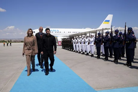 Volodimir Zelenski la sosirea în Ankara, însoțit de Olena Zelenska, pentru summitul NATO.