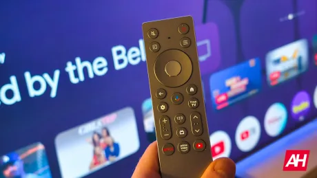 Telecomanda TCL pentru televizoarele cu Google TV și controale Gemini.