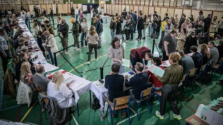 Alegători activi la un birou electoral din Ungaria, atmosfera de mobilizare electorală.