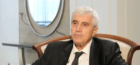 Profesor discutând despre securitatea Mării Negre și parteneriatele regionale.