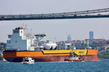 Navele rusești transportă energie către Cuba în contextul unei crize economice severe.