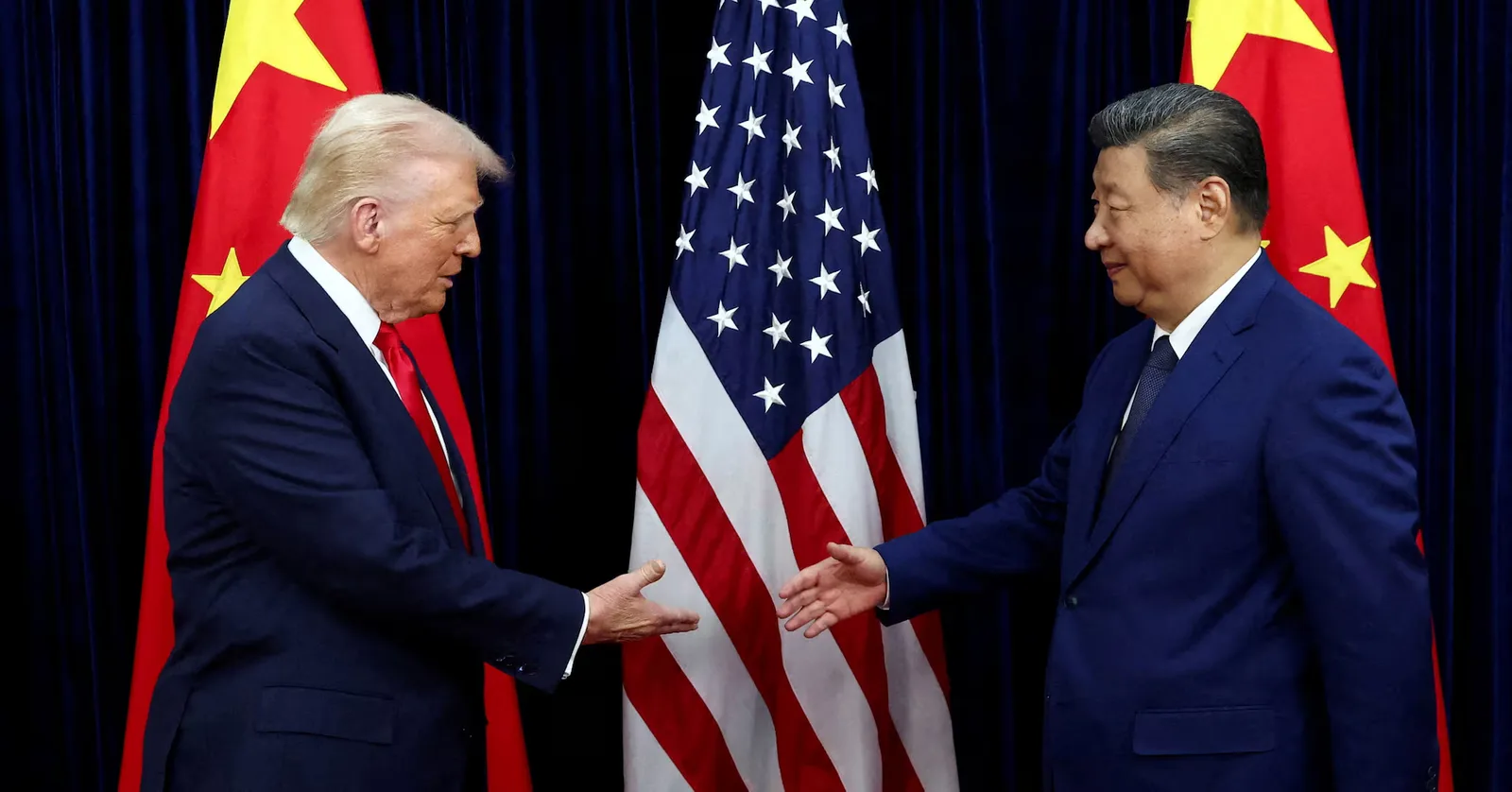 Donald Trump și Xi Jinping se salută înainte de discuții importante.