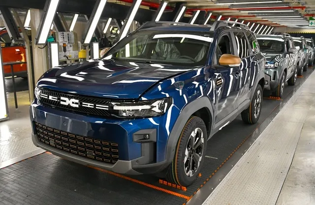 Uzina Dacia de la Mioveni, cu modele Duster în producție.