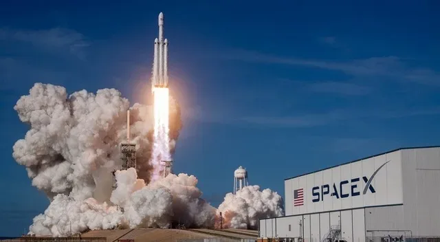 Racheta SpaceX decolează de pe platforma de lansare.