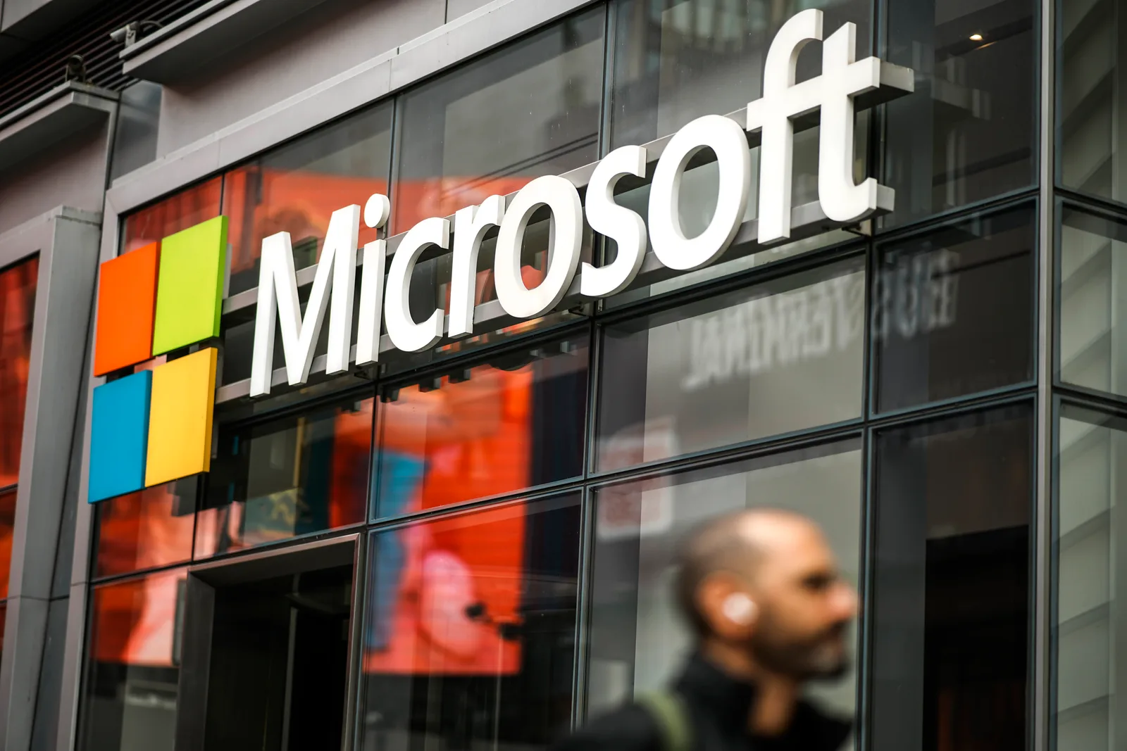 Schimbări importante în conducerea Microsoft după demisia Juliei Liuson.