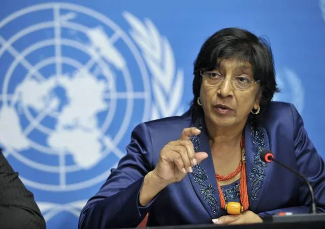 Navi Pillay discutând despre drepturile omului la o conferință internațională.