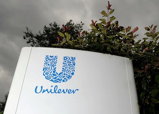 Logo Unilever pe un fundal de plante, simbolizând reorganizarea companiei.