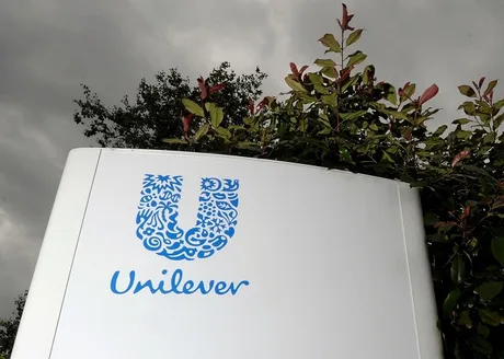 Logo Unilever pe un fundal de plante, simbolizând reorganizarea companiei.