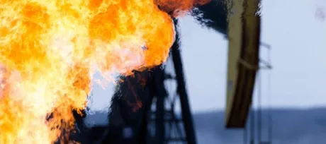 Flacără de gaz de la o platformă petrolieră în acțiune.