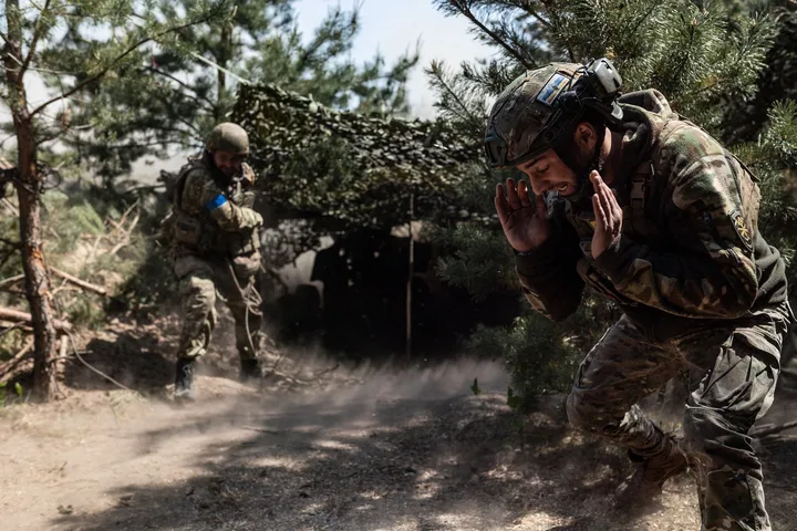 Soldați ucraineni în acțiune, pregătiți pentru apărare în Donbas.