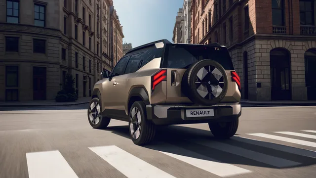 Un SUV Renault parcând pe o stradă dintr-un oraș modern.