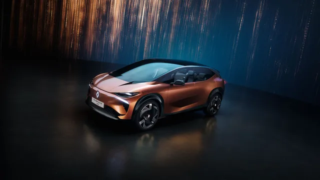 Un model Renault electric expus într-un mediu elegant.