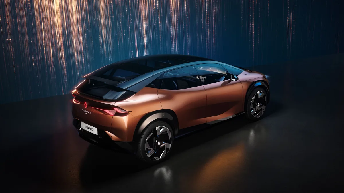 Vedere laterală a unui vehicul electric Renault pe un fundal artistic.