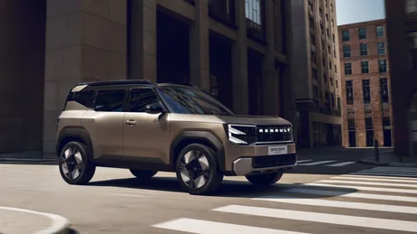 Un vehicul Renault Bridger concept parcând pe o stradă urbană modernă.
