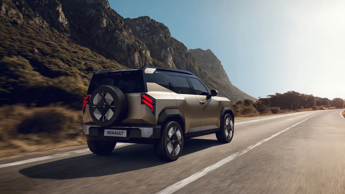 Un SUV Renault pe drum, înconjurat de peisaje montane.