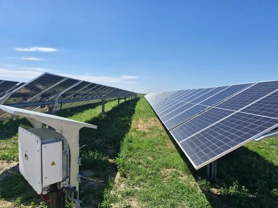 Panouri fotovoltaice amplasate pe câmp, captând energia solară.
