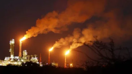 Fum și flăcări de la instalațiile petroliere de pe insula Kharg.