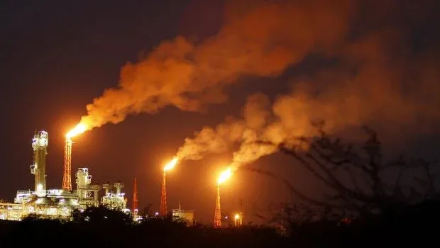 Fum și flăcări de la instalațiile petroliere de pe insula Kharg.