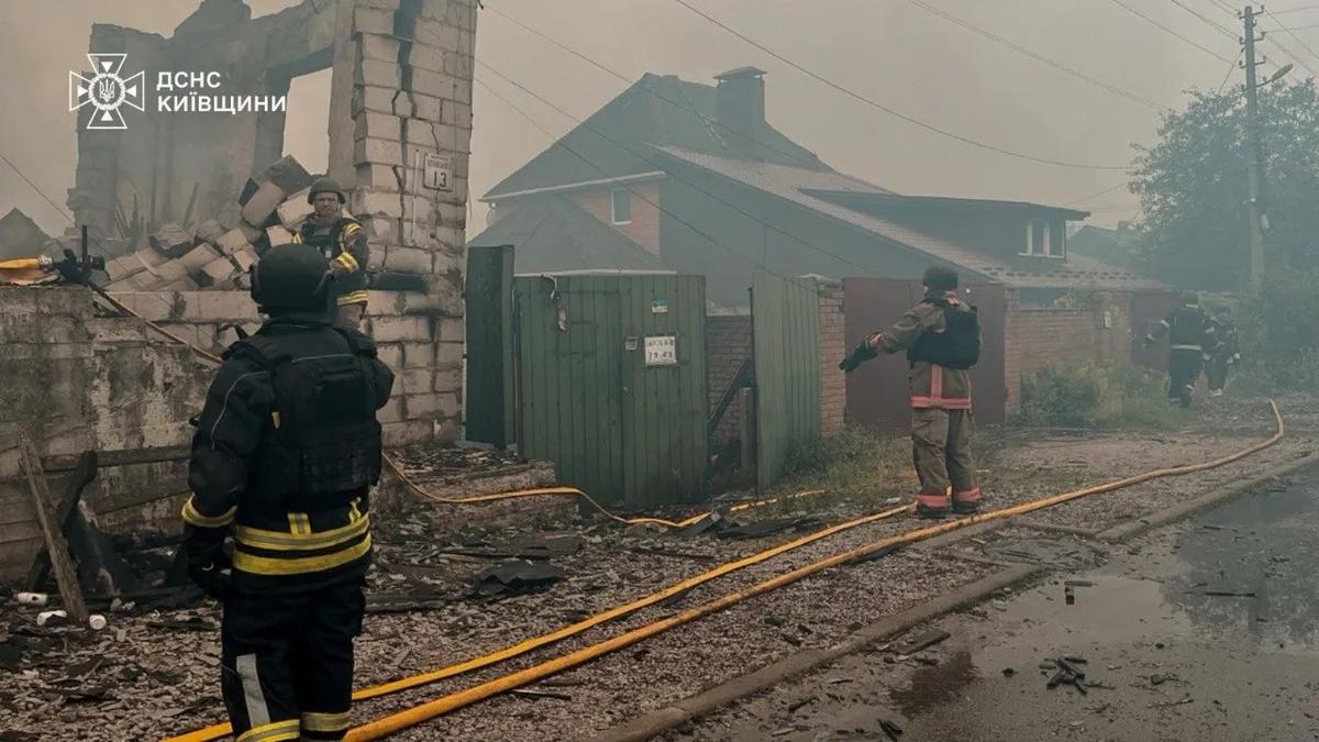 Echipe de salvare intervenind într-o zonă afectată de explozii în Vișneve.