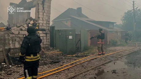 Echipe de salvare intervenind într-o zonă afectată de explozii în Vișneve.