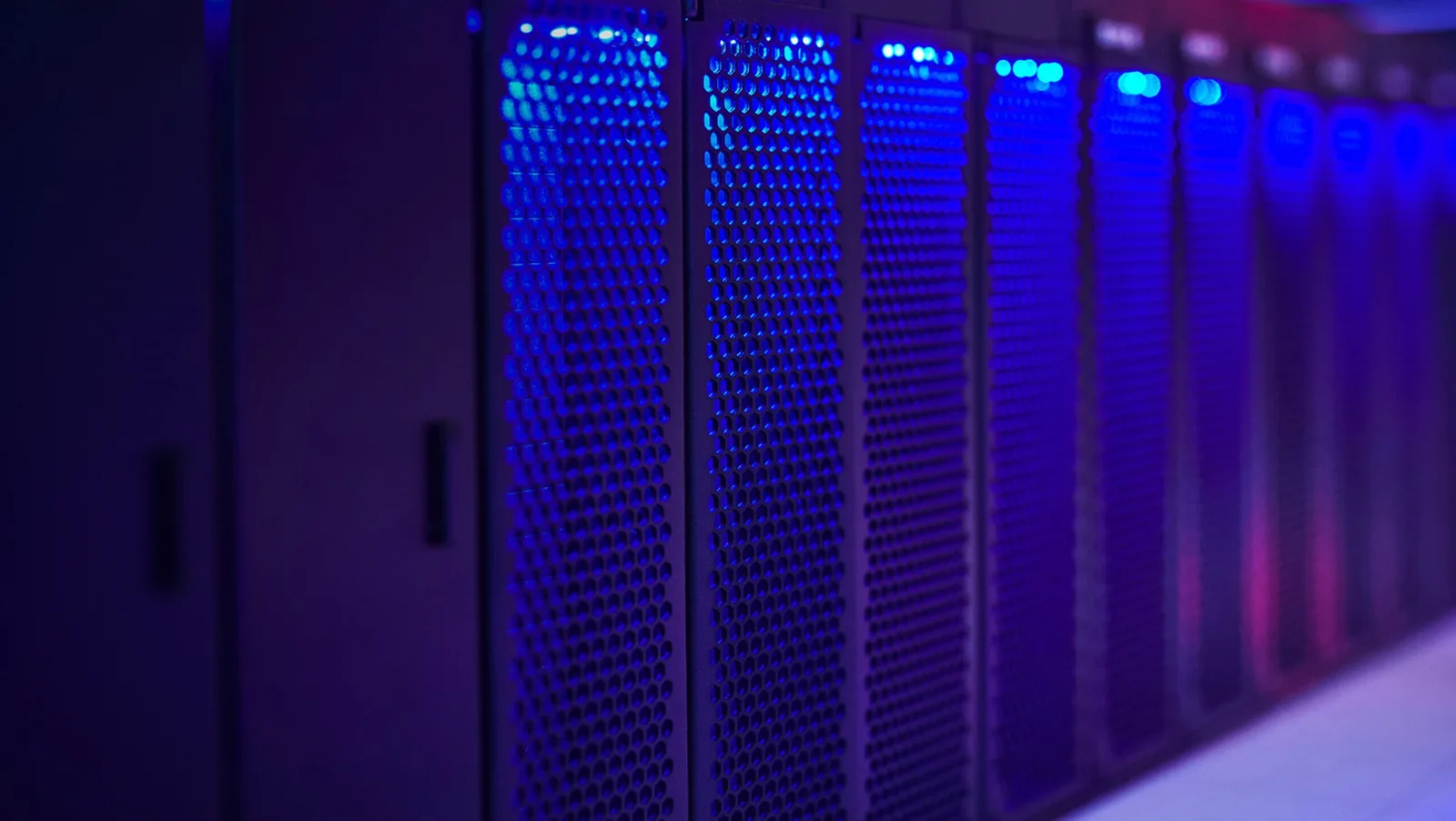 Rack de servere cu iluminare albastră, evidențiind eficiența infrastructurii cloud.