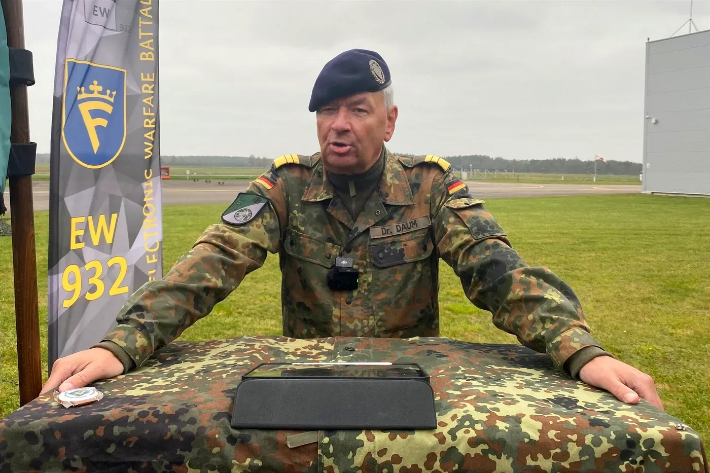 Viceamiralul Thomas Daum discutând despre războiul electronic în Lituania.