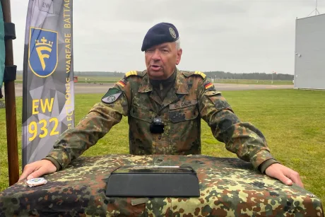 Viceamiralul Thomas Daum discutând despre războiul electronic în Lituania.