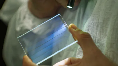 O placă de sticlă transparentă, iluminată, folosită pentru stocarea datelor digitale.