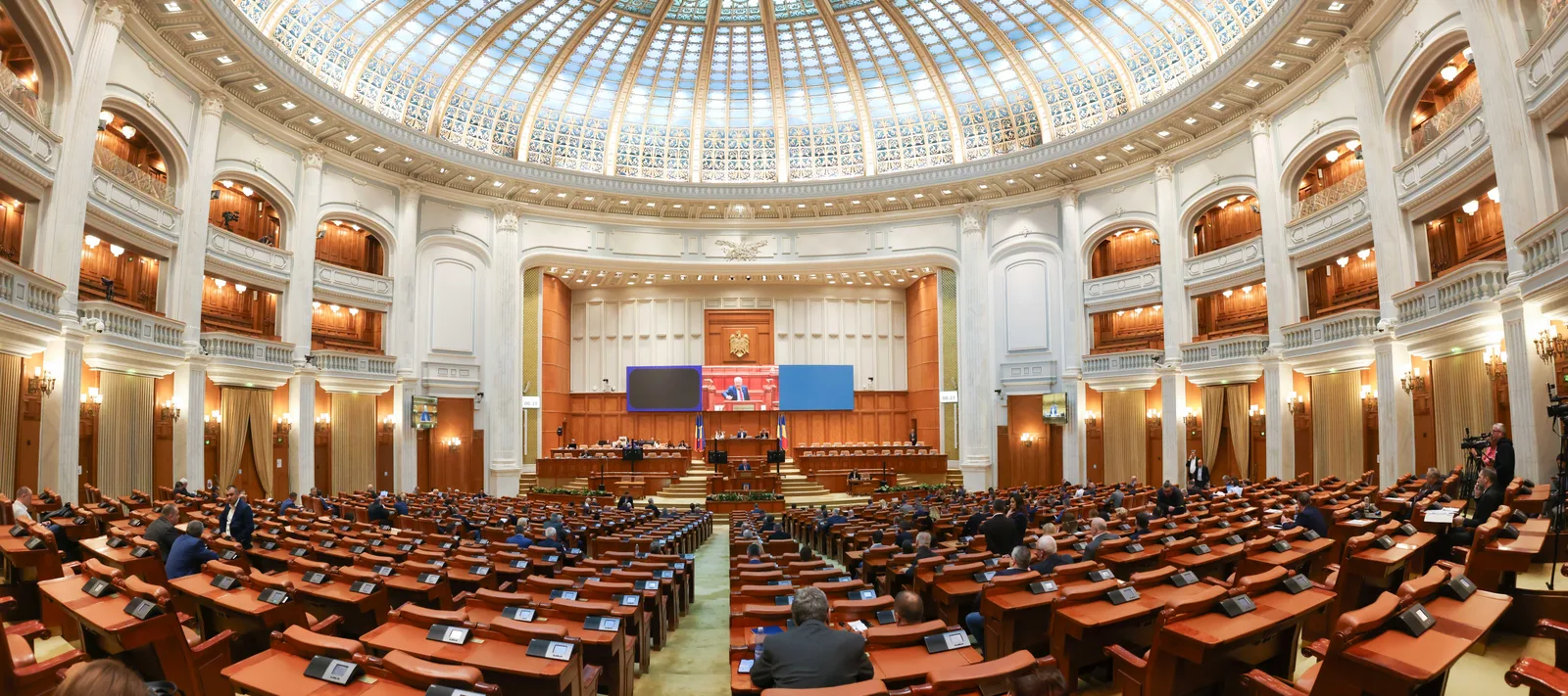Interiorul Parlamentului României, cu bănci goale și un decor elegant.