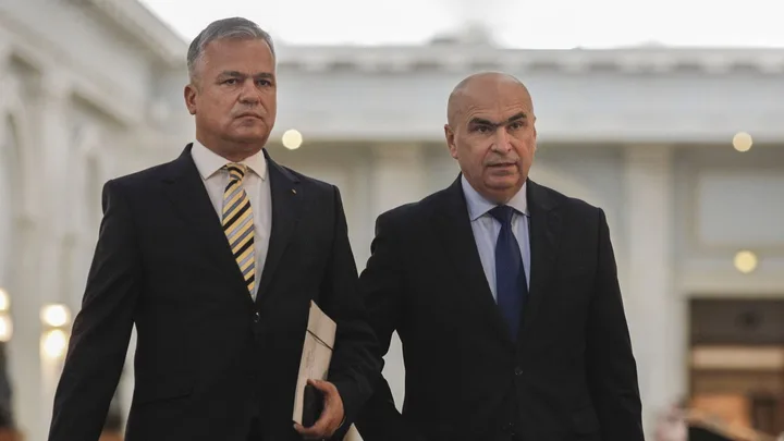Doi lideri politici discutând despre viitorul partidului în contextul unui congres important.